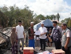 Bupati dan Wakil Bupati Balangan Serahkan Bantuan Korban Kebakaran di Juai