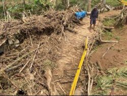 Jembatan Penghubung Desa Langkap–Raranum Balangan Rusak Parah Diterjang Banjir Bandang, Akses Warga Lumpuh