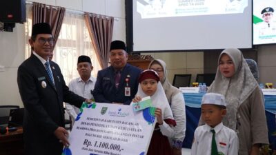 Wabup Balangan Serahkan Beasiswa Kartu Balangan Pintar kepada 1.511 Pelajar