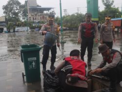 Kapolres Balangan Pimpin Gotong Royong Bersihkan Taman Sanggam Paringin