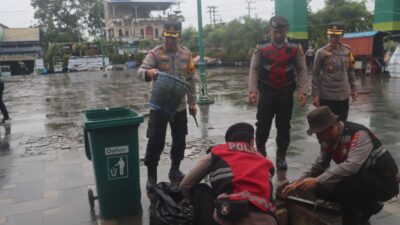 Kapolres Balangan Pimpin Gotong Royong Bersihkan Taman Sanggam Paringin