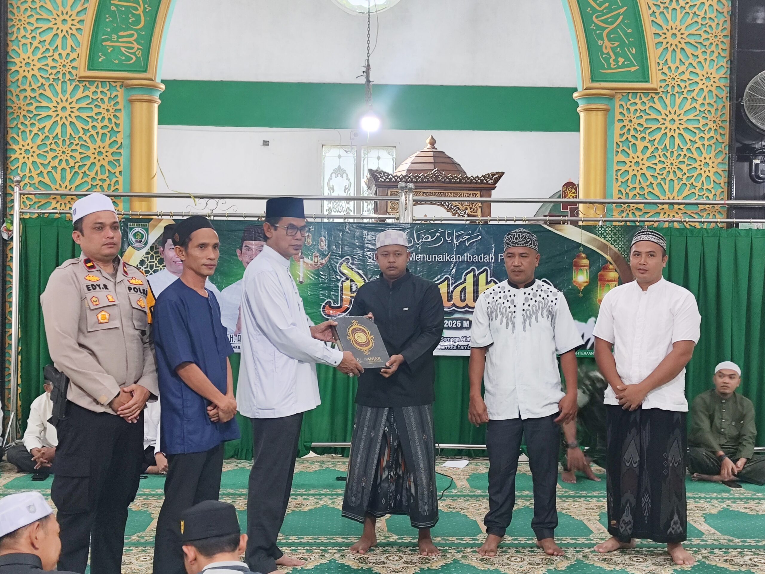 Safari Ramadan 1447 H, Pemkab Balangan Serahkan 50 Al-Qur’an di Masjid Riyadusshalihin Juai