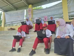 Ujian di Tribun Lapangan, Potret Perjuangan Siswa SDN Tundi Hadapi Keterbatasan Sinyal